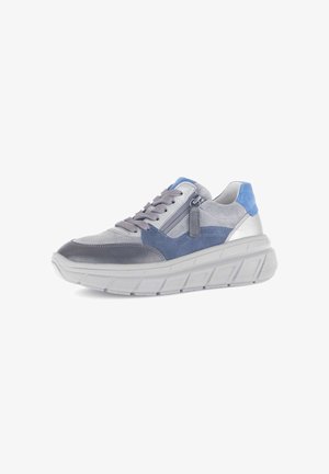 Grijze en blauwe sportschoenen met een mix van suede en leer. Dikke witte zool, vetersluiting en een ritssluiting aan de zijkant.