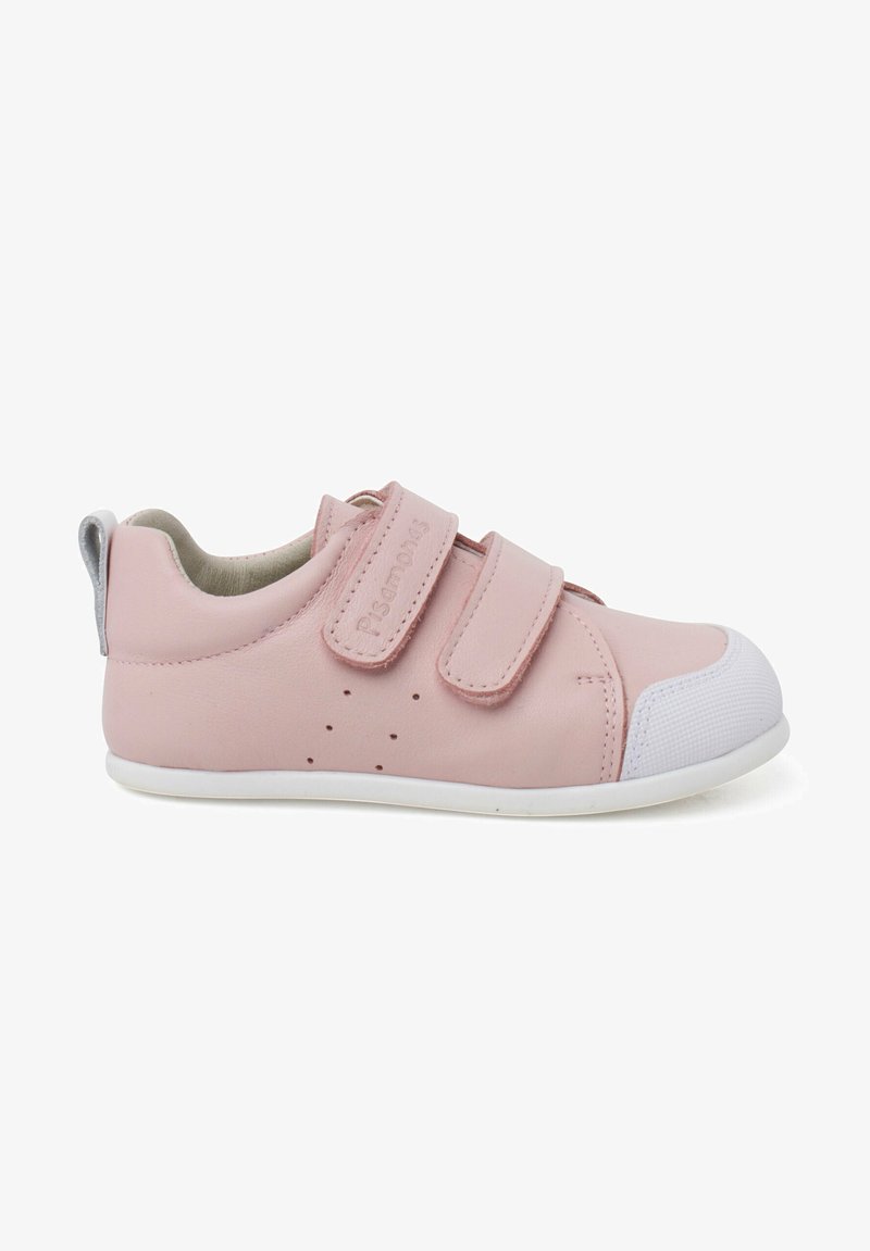 Chaussure en cuir rose avec un bout arrondi, une coque en caoutchouc blanc et deux bandes Velcro. Présente de petites perforations pour la respirabilité.