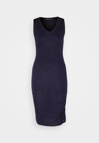 Ärmlös, knälång midjeformad klänning i marinblått med V-ringning och lätt sido-ruche på en enkel ljus bakgrund.