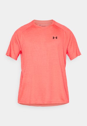 Rózsaszín sportos póló csíkozott mintával, rövid ujjú és kerek nyakú. Az Under Armour logó fekete színben látható a mellrészen.