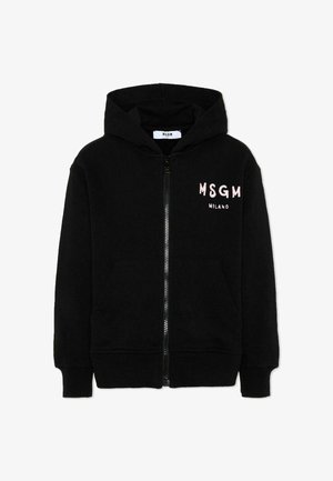 Czarna bluza z kapturem zapinana na zamek, kieszenie z przodu, kaptur oraz napis "MSGM MILANO" na lewej piersi w białym kolorze. Brak osób.