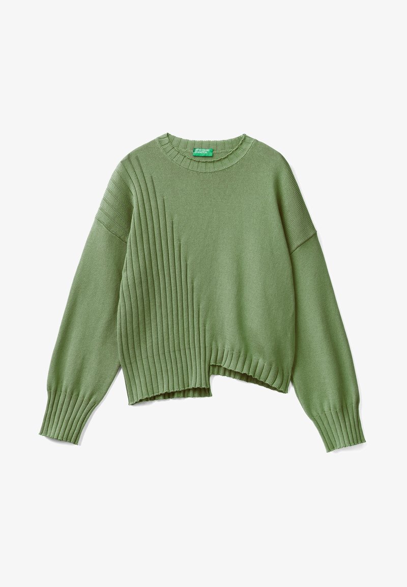 Zelený pletený svetr s kulatým výstřihem, žebrovanými manžetami a jedinečnou strukturou s vertikálními sklady na jedné straně. Zkrácený střih.
