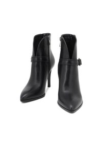 Botines de cuero negro con punteras puntiagudas, diseño elegante, cremalleras laterales y una correa en el tobillo con un adorno de hebilla metálica.