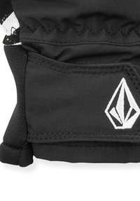 Guanto in tessuto nero con design imbottito, caratterizzato da cuciture diagonali e un logo bianco come accento. Include un polsino regolabile e testurizzato.