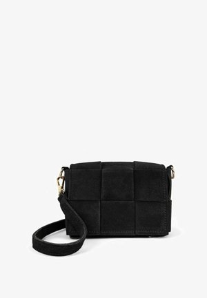 Sac bandoulière en daim noir avec un design matelassé, présentant un fermoir en métal doré et une bandoulière ajustable. Forme rectangulaire compacte pour plus de commodité.