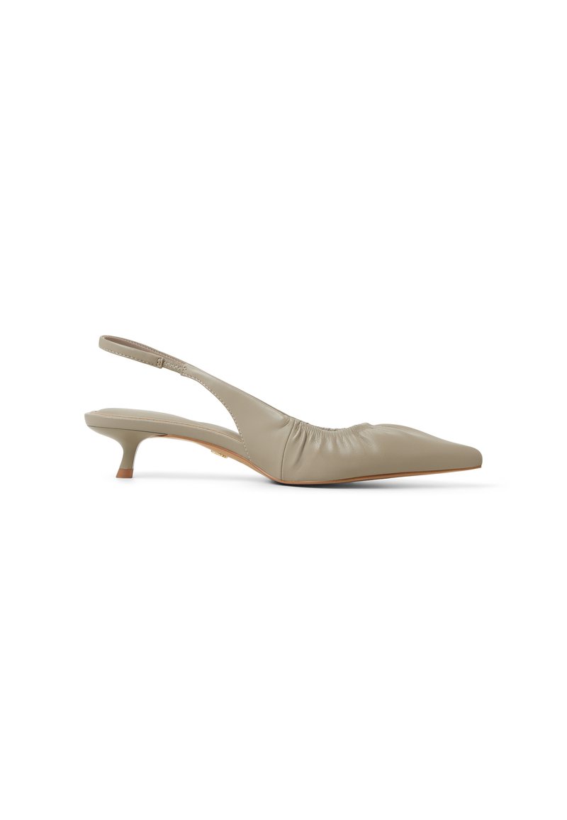 Kamelin värvi nahast slingback king, terava varbaga, esiosas volditud detailiga ja madala kitten kontsaga. Sile tekstuur ja minimaalne disain.