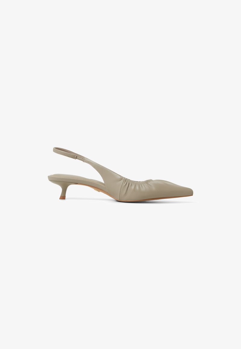 Kamelin värvi nahast slingback king, terava varbaga, esiosas volditud detailiga ja madala kitten kontsaga. Sile tekstuur ja minimaalne disain.