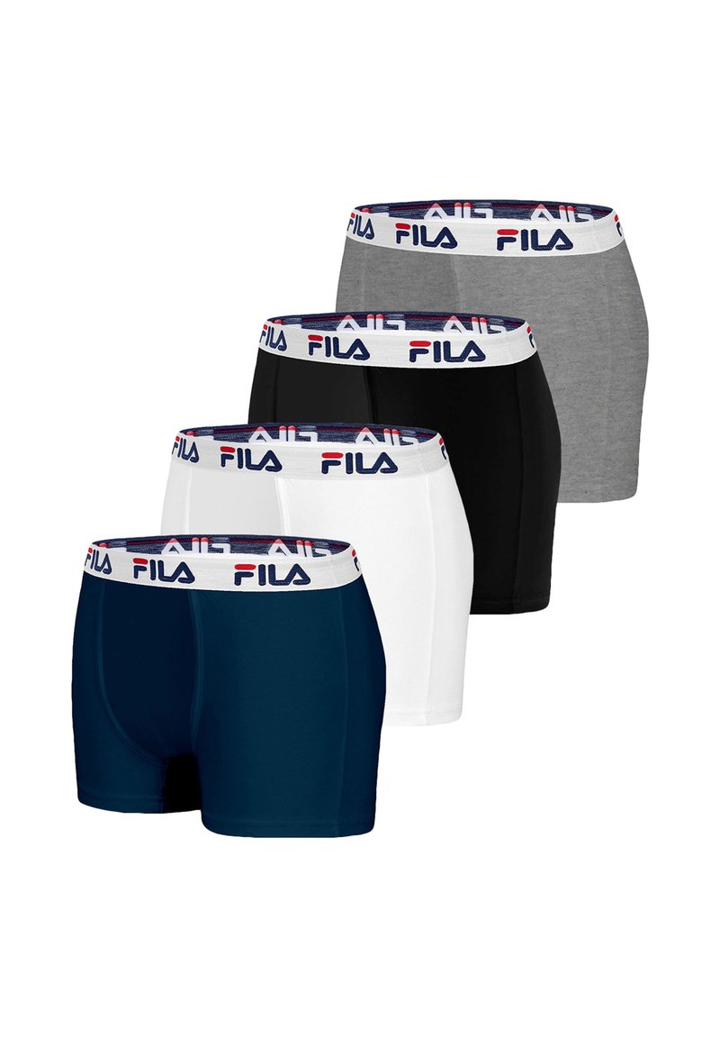 Quatre paires de boxers pour hommes en navy, blanc, noir et gris. Chacune présente une ceinture de logo Fila en bleu, rouge et blanc.