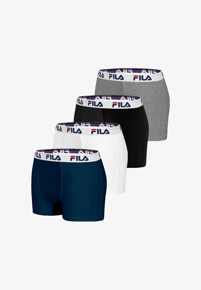 Quatre paires de boxers pour hommes en navy, blanc, noir et gris. Chacune présente une ceinture de logo Fila en bleu, rouge et blanc.