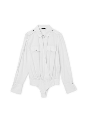 Weißer Langarm-Body mit Kragen, zwei Brusttaschen, Druckknöpfen und tailliertem Schnitt. Glattes Material und strukturiertes Design.