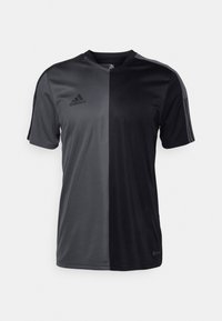 Krátký rukáv dres Adidas s rozděleným designem v tmavě šedé a černé barvě, s kulatým výstřihem a logem Adidas na levé části hrudi.