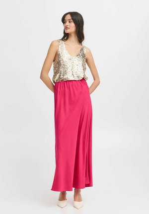 Gouden tanktop met pailletten en een diepe halslijn, gecombineerd met een vloeiende fuchsia maxi-jurk. Glad textuur, enkellang en minimalistisch ontwerp.