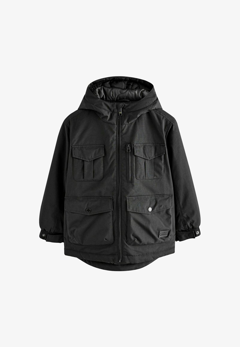 Giacca nera con cappuccio realizzata in tessuto resistente, dotata di due tasche sul petto, due ampie tasche frontali e polsini elasticizzati. Texture liscia e opaca.