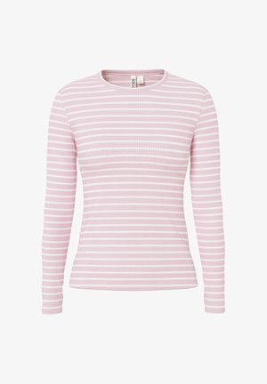 Dolga majica z rebrastim vzorcem, rožnato-belimi vodoravnimi črtami, okroglim izrezom in oprijetim krojem.