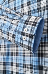 Camicia a scacchi con motivi blu chiaro, neri e bianchi, con polsini abbottonati e texture liscia. Design del colletto classico.