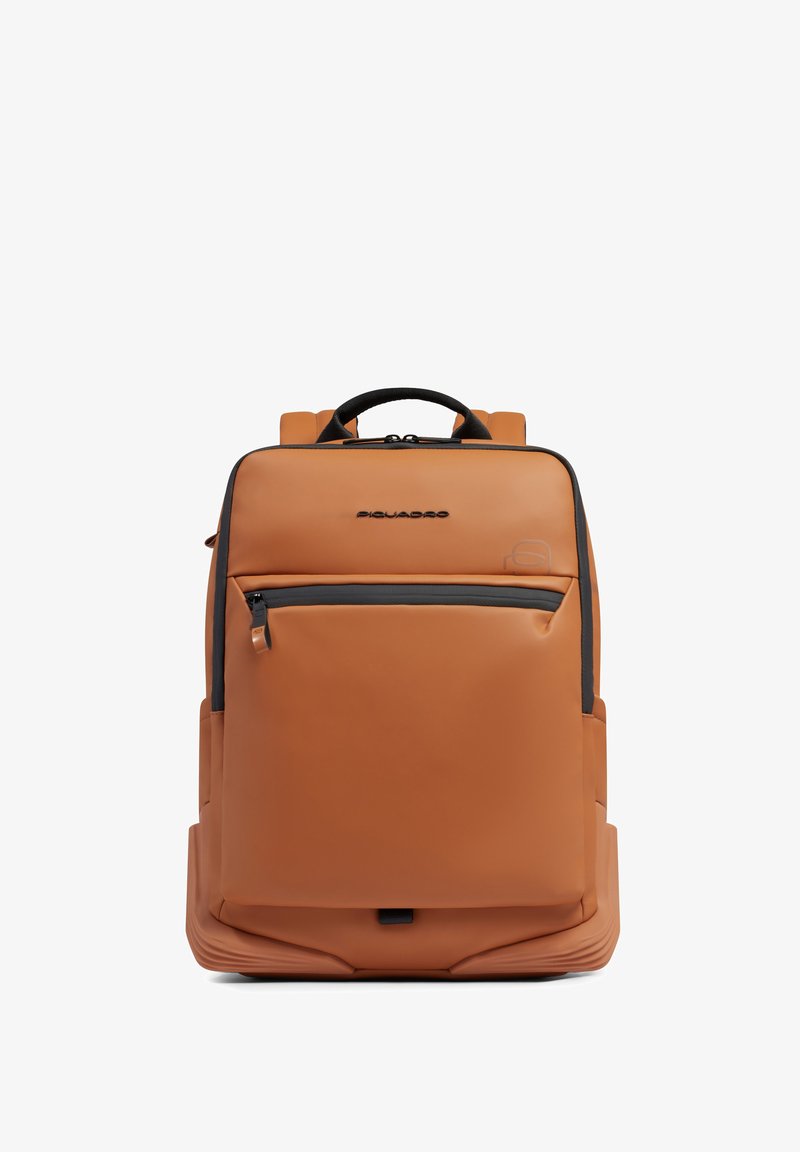 Sac à dos rectangulaire en cuir marron clair avec poche zippée noire, poignée supérieure et bretelles rembourrées, vu de face sur fond blanc.