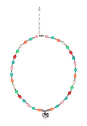 Naszyjnik z koralików z kolorowymi kwadratowymi koralikami w kolorach czerwonym, zielonym, różowym, pomarańczowym oraz srebrnymi kulkami, z centralną zawieszką w kształcie srebrnego serca.