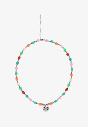 Collier de perles avec des perles carrées colorées en rouge, vert, rose, orange et des sphères argentées, avec un pendentif cœur en argent au centre.