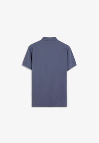 Polo bleu marine à manches courtes en coton avec col, présentant une texture lisse sans motifs ni accents visibles.