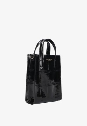 Zwarte leren tas met laklaag en een gestructureerd krokodillenpatroon. Voorzien van twee korte handvatten en een gouden logo detail aan de voorkant.