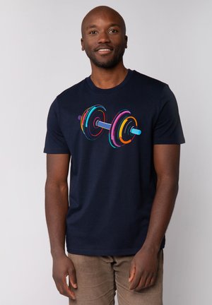 T-shirt bleu marine avec un graphique vibrant et multicolore d'haltère au centre. Matière en coton avec un design à col ras du cou.