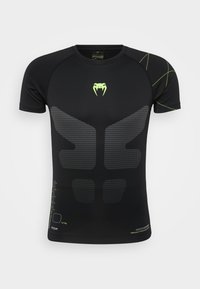 Camiseta deportiva negra de manga corta con un diseño texturizado, que presenta un logo y acentos en verde. Un patrón de malla cubre partes del frente.