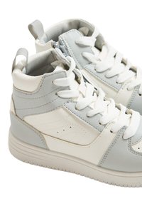 Wysokie trampki wykonane z jasnoszarej i białej skóry. Posiadają płaskie białe sznurówki, wyściełany kołnierz oraz teksturowane akcenty.