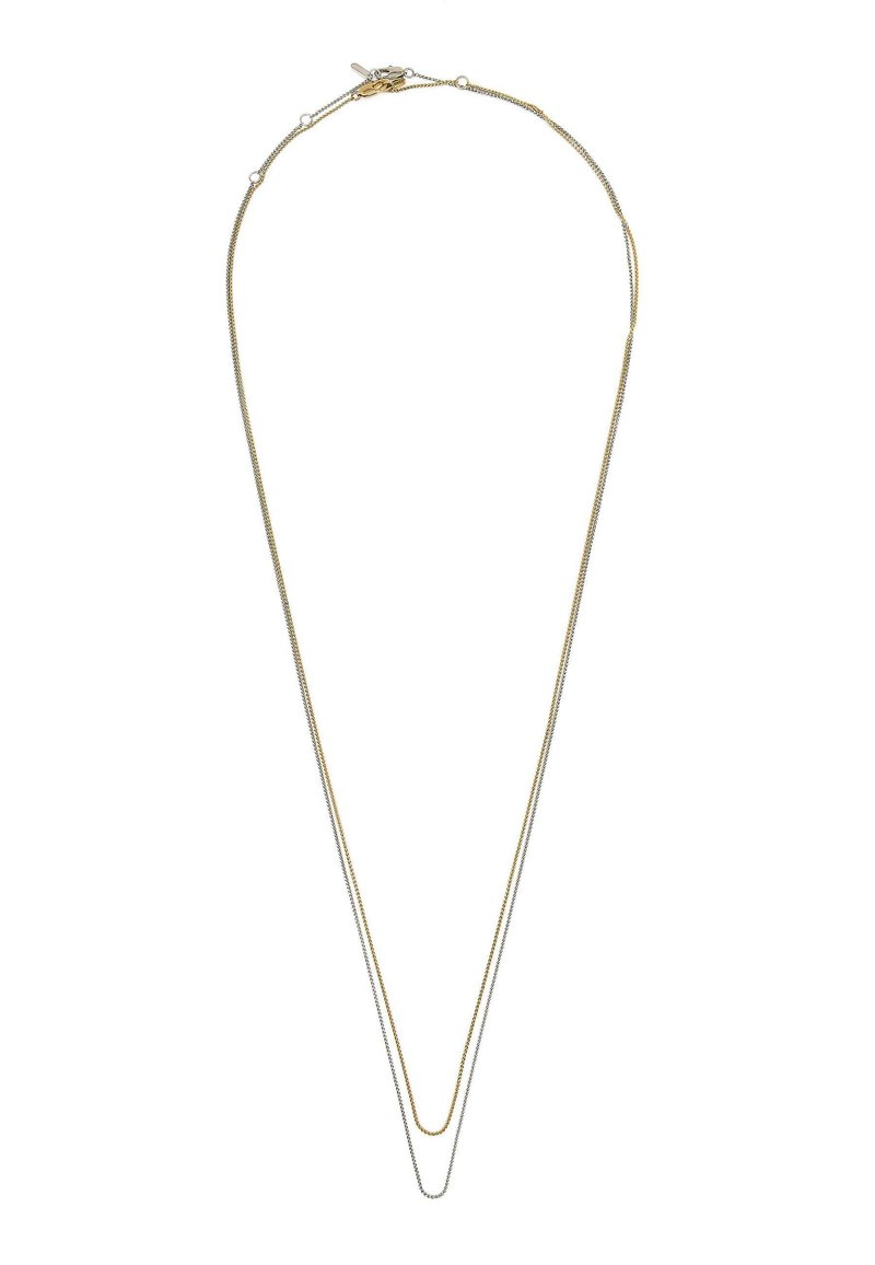 Collana a doppia catena in oro e argento con maglie fini e lisce, dotata di una leggera lucentezza, creando un effetto a più strati. Inclusi chiusura e regolazioni.