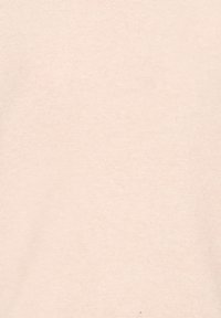 Adīta auduma mīkstā rozā tonī, ar gludu tekstūru un smalku ribas rakstu visā virsmā. Nav redzamu aparatūras detaļu vai akcentu.