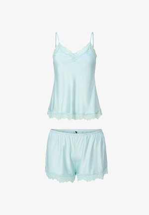 Světle modrý saténový komplet pyžama se spodničkou a šortkami s krajkovou vsadkou na výstřihu, lemu a okrajích šortek, zobrazený na bílém pozadí.