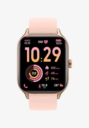 Smartwatch con touchscreen quadrato, cornice color oro rosa, cinturino rosa tenue, che mostra l'ora, la frequenza cardiaca e le metriche di fitness su uno sfondo scuro.