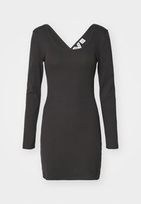 Robe noire à manches longues et à côtes, avec un décolleté en V profond et une silhouette ajustée. Le tissu semble extensible avec une texture lisse.