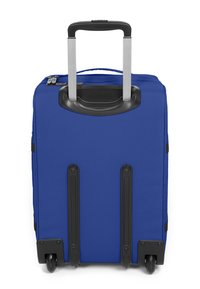 Valigia a mano in tessuto blu con manico telescopico, due ruote nere e base solida. Scomparti con zip sulla parte anteriore.