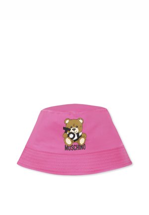 Cappello a secchiello rosa realizzato in morbido tessuto, con grafica di un orsetto marrone e il testo "Toy Moschino". Visiera ampia e strutturata per protezione dal sole.