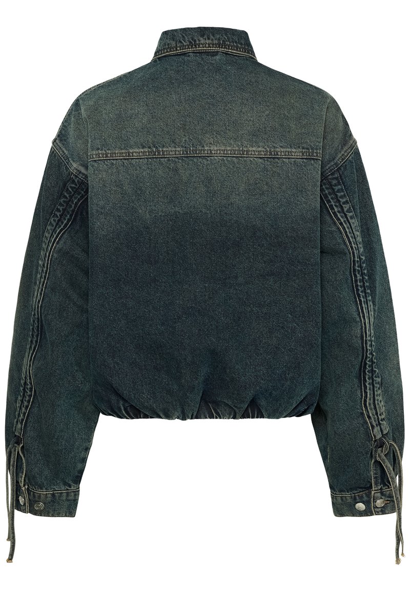 Veste en jean foncé délavé avec manches longues, poignets à cordon et ourlet élastiqué, vue de dos.