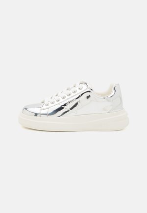 Zilverkleurige lage sneaker met witte veters en dikke off-white zool, zijlogo detail en gevoerde boord voor comfort.