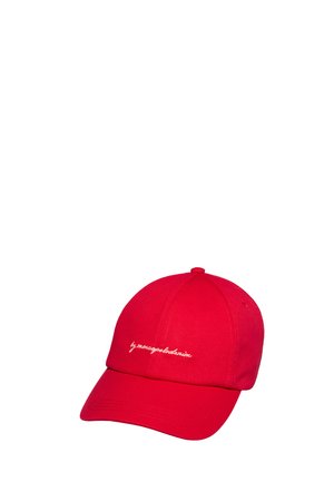 Rode honkbalpet met een gebogen klep en witte geborduurde tekst in sierletters op het voorpaneel.