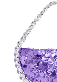 Fioletowa torba z cekinami o zakrzywionym kształcie, z ozdobnym paskiem z przezroczystych kryształów, który dodaje teksturalnego kontrastu do błyszczącej powierzchni.