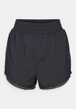 Czarne spodenki sportowe wykonane z lekkiego, gładkiego materiału. Charakteryzują się elastycznym pasem i warstwowym krojem z przezroczystymi akcentami na zakończeniu.