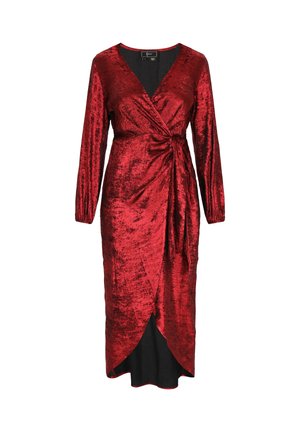 Czerwona sukienka kopertowa z aksamitu, z długimi rękawami, dekoltem w kształcie litery V, marszczonym paskiem w talii oraz tulipanowym dołem sięgającym do połowy łydki.