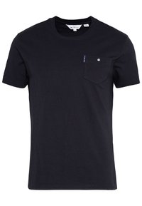 Camiseta de algodón azul marino con mangas cortas, cuello redondo y un bolsillo en el pecho con un pequeño detalle de etiqueta. Textura suave.