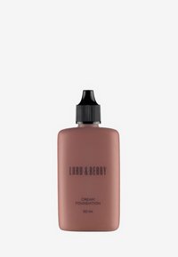 Brun plastflaska med en smal svart presskork, märkt "LORD & BERRY CREAM FOUNDATION 50 ml" i svart text. Slät matta yta.