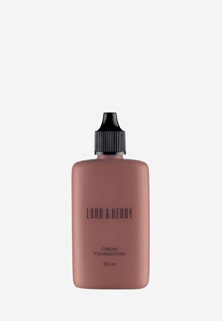 Braune Plastikflasche mit einer schmalen schwarzen Spritzkappe, beschriftet mit "LORD & BERRY CREME FOUNDATION 50 ml" in schwarzem Text. Oberfläche in glattem, mattem Finish.