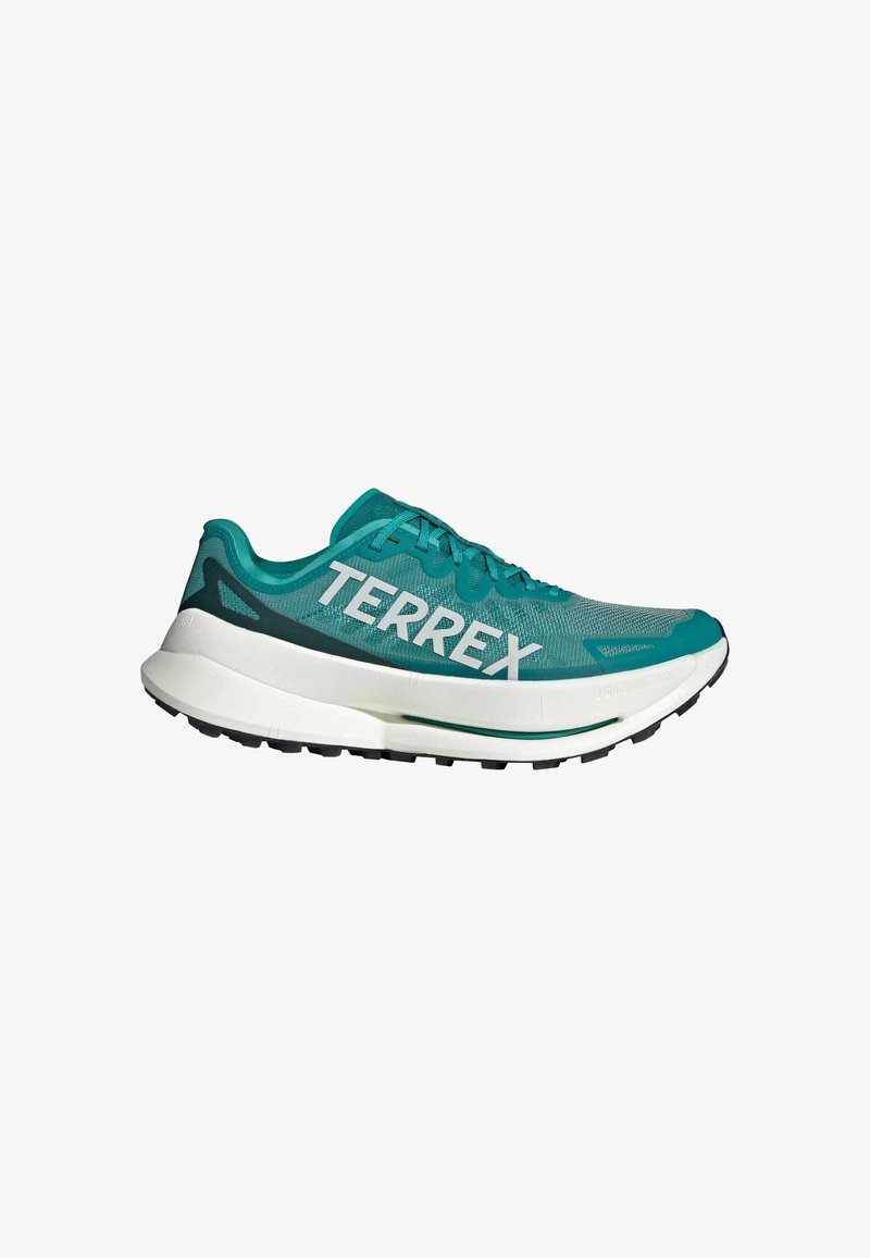 Turkusowe buty do biegania z lekką siateczkową cholewką, wyściełaną białą podeszwą środkową, czarną gumową podeszwą zewnętrzną i wyraźnym brandingiem "TERREX".