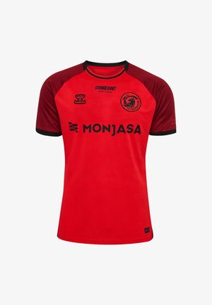 Rotes Fußballtrikot mit schwarzen Akzenten, kurzen Ärmeln und Rundhalsausschnitt. Mit Teamlogos und Sponsorenaufdruck auf der Vorderseite. Leichter Stoff.