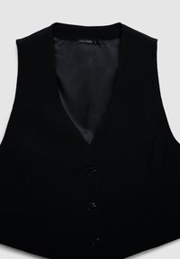 Gilet nero con scollo a V, design monopetto, sei bottoni e finitura liscia e opaca. Presenta una fodera con una sottile lucentezza.