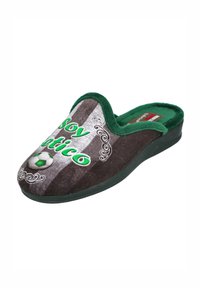 Zapatillas de estar por casa verdes y marrones con un gráfico de balón de fútbol y el texto "Soy Fanático", con interior de felpa y suela de goma.