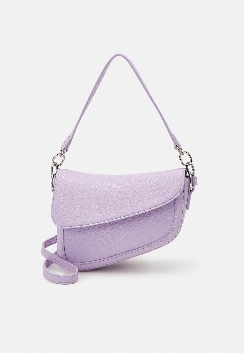 Sac à main en cuir violet avec une finition texturée, présentant un design incurvé, une bandoulière ajustable et des accents en métal argenté.