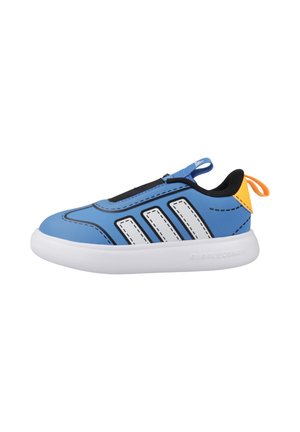 Zapatilla deportiva azul sin cordones con tres rayas blancas, cuello negro, lengüeta naranja en el talón y suela blanca gruesa.