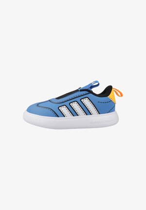 Zapatilla deportiva azul sin cordones con tres rayas blancas, cuello negro, lengüeta naranja en el talón y suela blanca gruesa.